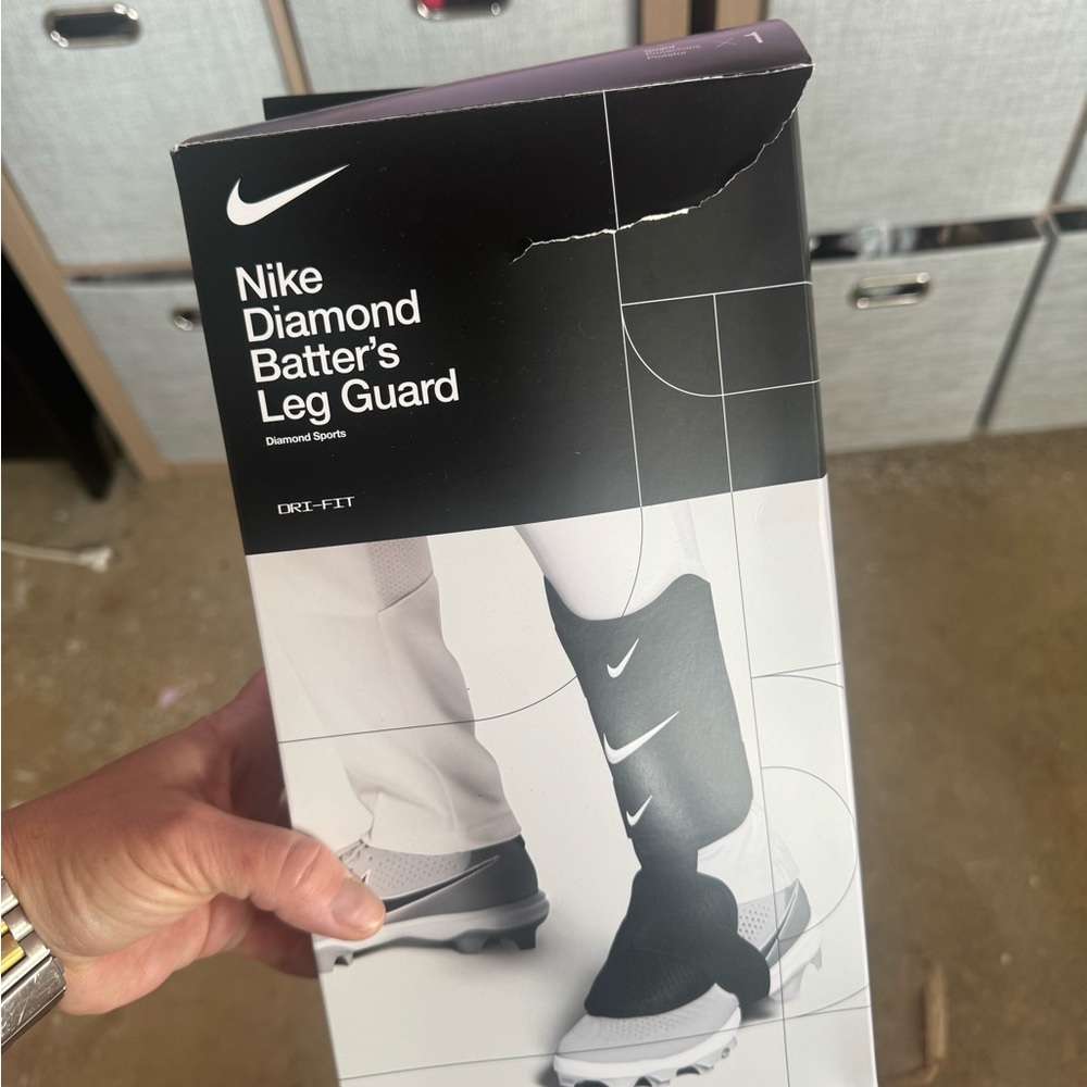 Nike Left-Handed Hitter Guard in Black
